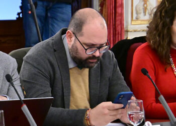 Bello pendiente del móvil en un pasado pleno de la Diputación / FOTO: Eulogio García