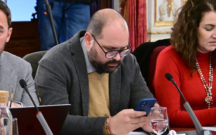Bello pendiente del móvil en un pasado pleno de la Diputación / FOTO: Eulogio García