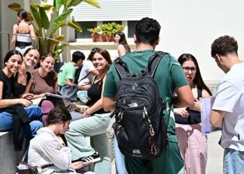 Un descanso entre exámenes en el patio de Medicina / FOTO: Eulogio García