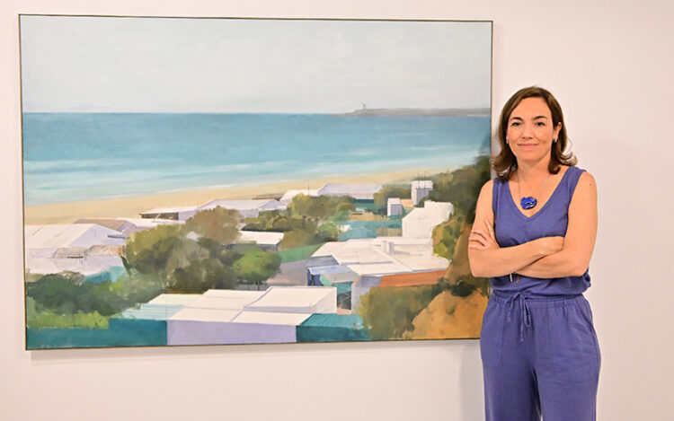 La pintora junto a uno de los cuadros expuestos / FOTO: Eulogio García