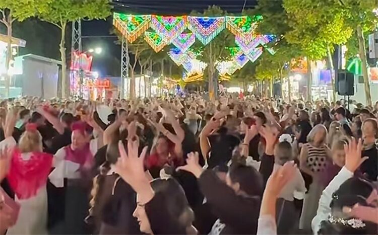Bailando sevillanas en la inauguración de la feria / FOTO: Ayto.