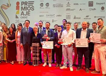Posado final con los galardonados / FOTO: AJE-Cádiz
