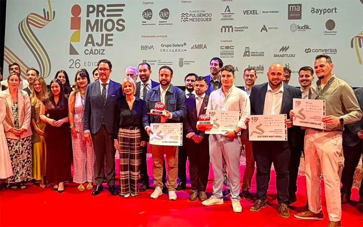 Posado final con los galardonados / FOTO: AJE-Cádiz
