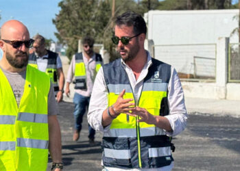 Garay con Beardo supervisando el el asfaltado de la rotonda de La Puntilla / FOTO: Ayto.