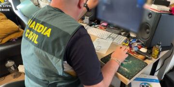 Un momento del registro del domicilio del detenido / FOTO: Guardia Civil