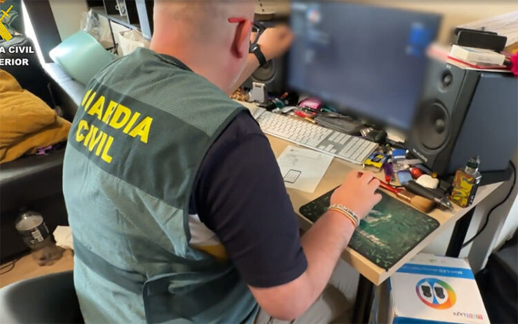 Un momento del registro del domicilio del detenido / FOTO: Guardia Civil