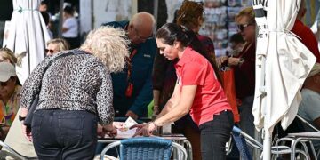 Atendiendo una mesa en un bar en la capital / FOTO: Eulogio García