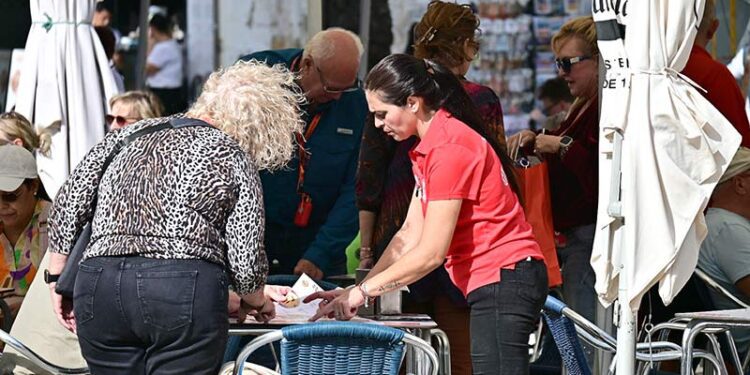 Atendiendo una mesa en un bar en la capital / FOTO: Eulogio García