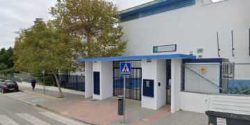 En la entrada del IES Fernando Quiñones