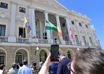 Izado de la bandera inclusiva en San Juan de Dios / FOTO: Eulogio García