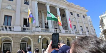 Izado de la bandera inclusiva en San Juan de Dios / FOTO: Eulogio García