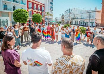 Un momento del izado de la bandera de la diversidad en la plaza de la Iglesia / FOTO: Lambda La Isla