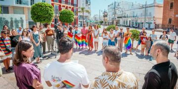 Un momento del izado de la bandera de la diversidad en la plaza de la Iglesia / FOTO: Lambda La Isla