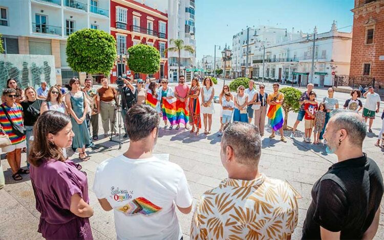 Un momento del izado de la bandera de la diversidad en la plaza de la Iglesia / FOTO: Lambda La Isla