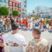 Un momento del izado de la bandera de la diversidad en la plaza de la Iglesia / FOTO: Lambda La Isla