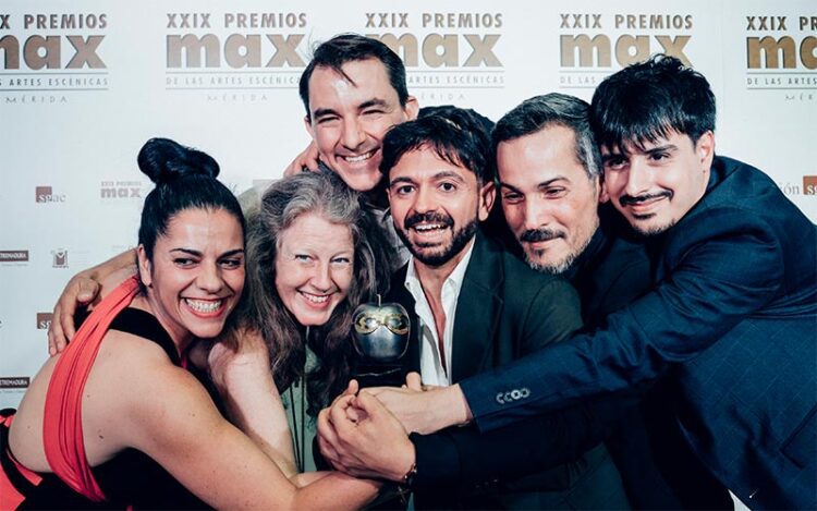 El Aedo Teatro con su 'manzana' / FOTO: Alfredo Arias/Fundación SGAE