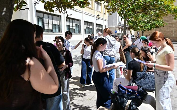Repaso de última hora antes de uno de los exámenes de la PAU / FOTO: Eulogio García