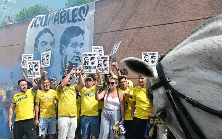 En el recibimiento del autobús antes del partido frente al Leganés / FOTO: Eulogio García