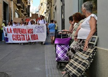 Vecinas esperan el paso de la manifestación / FOTO: Eulogio García