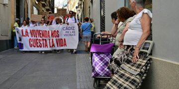 Vecinas esperan el paso de la manifestación / FOTO: Eulogio García