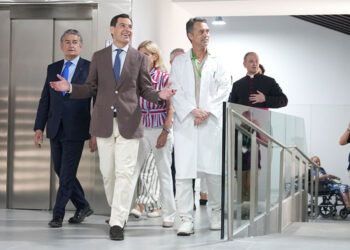La comitiva, cura incluido, visitando las instalaciones / FOTO: Junta