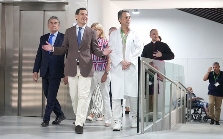La comitiva, cura incluido, visitando las instalaciones / FOTO: Junta