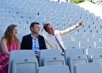 El alcalde prueba las butacas recién colocadas junto a González y Cossi / FOTO: Eulogio García