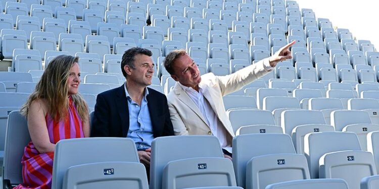 El alcalde prueba las butacas recién colocadas junto a González y Cossi / FOTO: Eulogio García