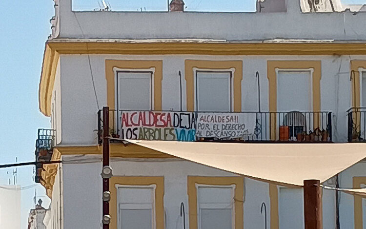 Pancarta por "el derecho al descanso" en la plaza del Rey / FOTO: DBC