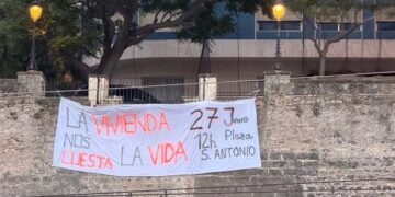 Lona colocada en las murallas frente a las vías del tren / FOTO: Sindicato de Inquilinas
