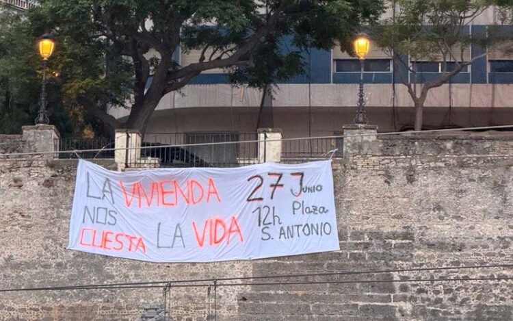 Lona colocada en las murallas frente a las vías del tren / FOTO: Sindicato de Inquilinas