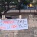 Lona colocada en las murallas frente a las vías del tren / FOTO: Sindicato de Inquilinas