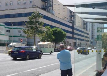 Esperando en la parada de bus de residencia, en la capital / FOTO: Eulogio García