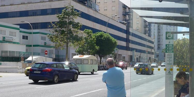Esperando en la parada de bus de residencia, en la capital / FOTO: Eulogio García