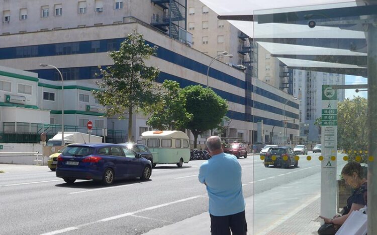 Esperando en la parada de bus de residencia, en la capital / FOTO: Eulogio García