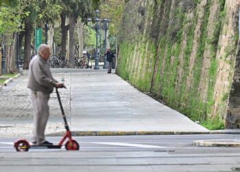 Anciano circulando en patinete por la capital gaditana / FOTO: Eulogio García
