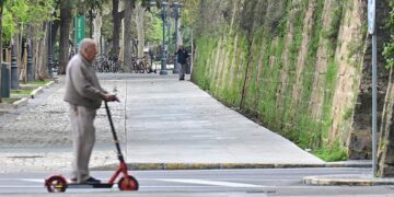 Anciano circulando en patinete por la capital gaditana / FOTO: Eulogio García