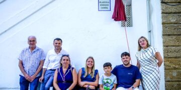 El alcalde y la concejala posan con la familia / FOTO: Ayto.