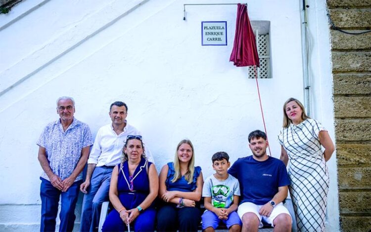El alcalde y la concejala posan con la familia / FOTO: Ayto.