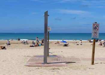 Una de las duchas en la playa la Victoria / FOTO: Eulogio García