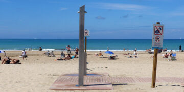 Una de las duchas en la playa la Victoria / FOTO: Eulogio García