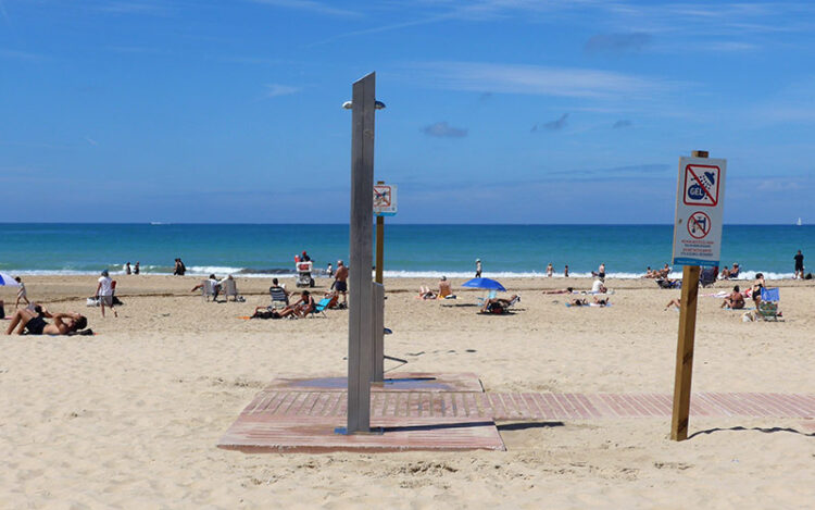 Una de las duchas en la playa la Victoria / FOTO: Eulogio García