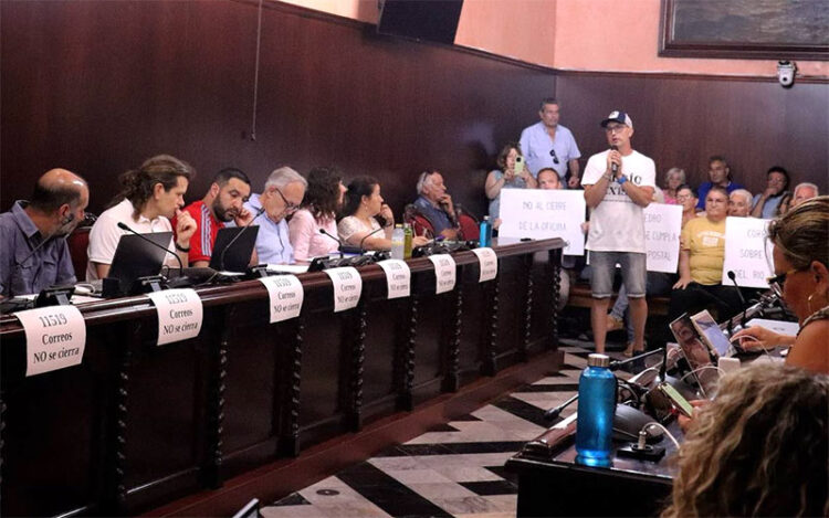 Un momento de la intervención vecinal en el pleno / FOTO: Ayto.