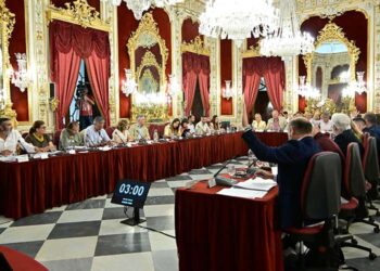 La bancada del PP votando a favor de una de las propuestas / FOTO: Eulogio García