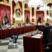 La bancada del PP votando a favor de una de las propuestas / FOTO: Eulogio García