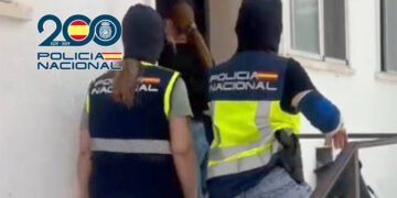 Uno de los detenidos camino de la Comisaría / FOTO: Policía Nacional