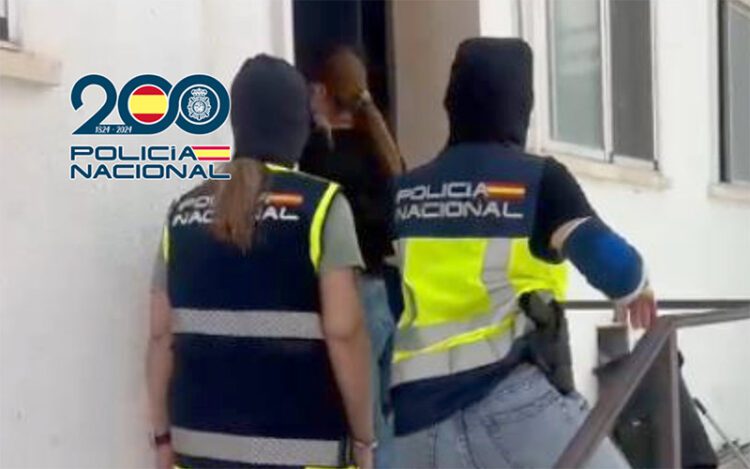 Uno de los detenidos camino de la Comisaría / FOTO: Policía Nacional