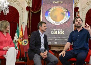 Alejandro Botubol explica su obra / FOTO: Eulogio García