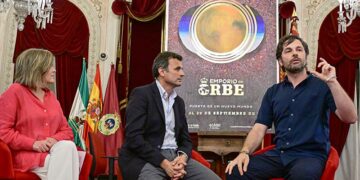 Alejandro Botubol explica su obra / FOTO: Eulogio García