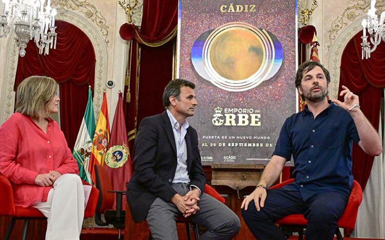 Alejandro Botubol explica su obra / FOTO: Eulogio García